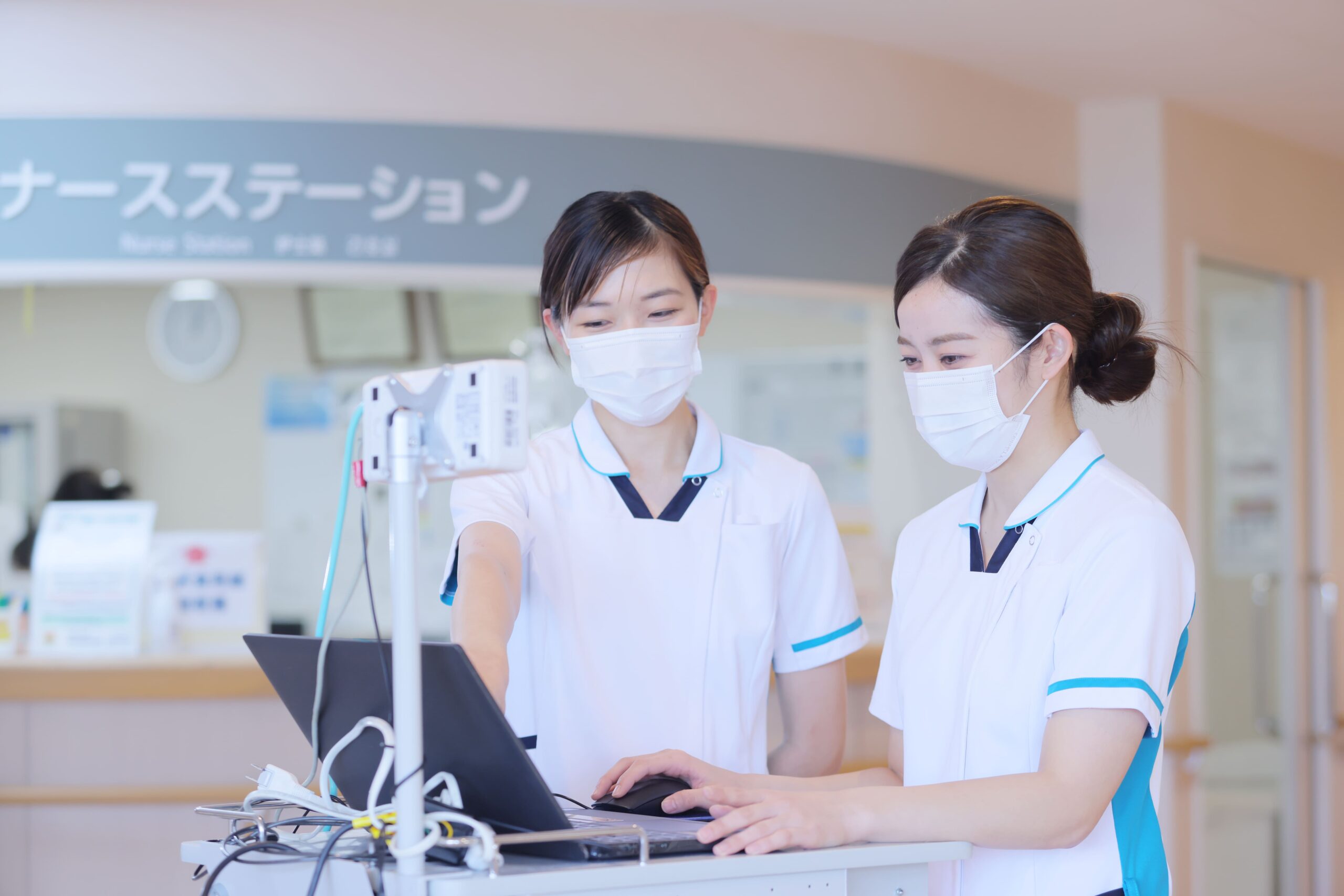 大阪府岸和田市にある三次救急医療機関・医療法人 徳洲会 岸和田徳洲会病院の病棟で働く新人看護師とプリセプター