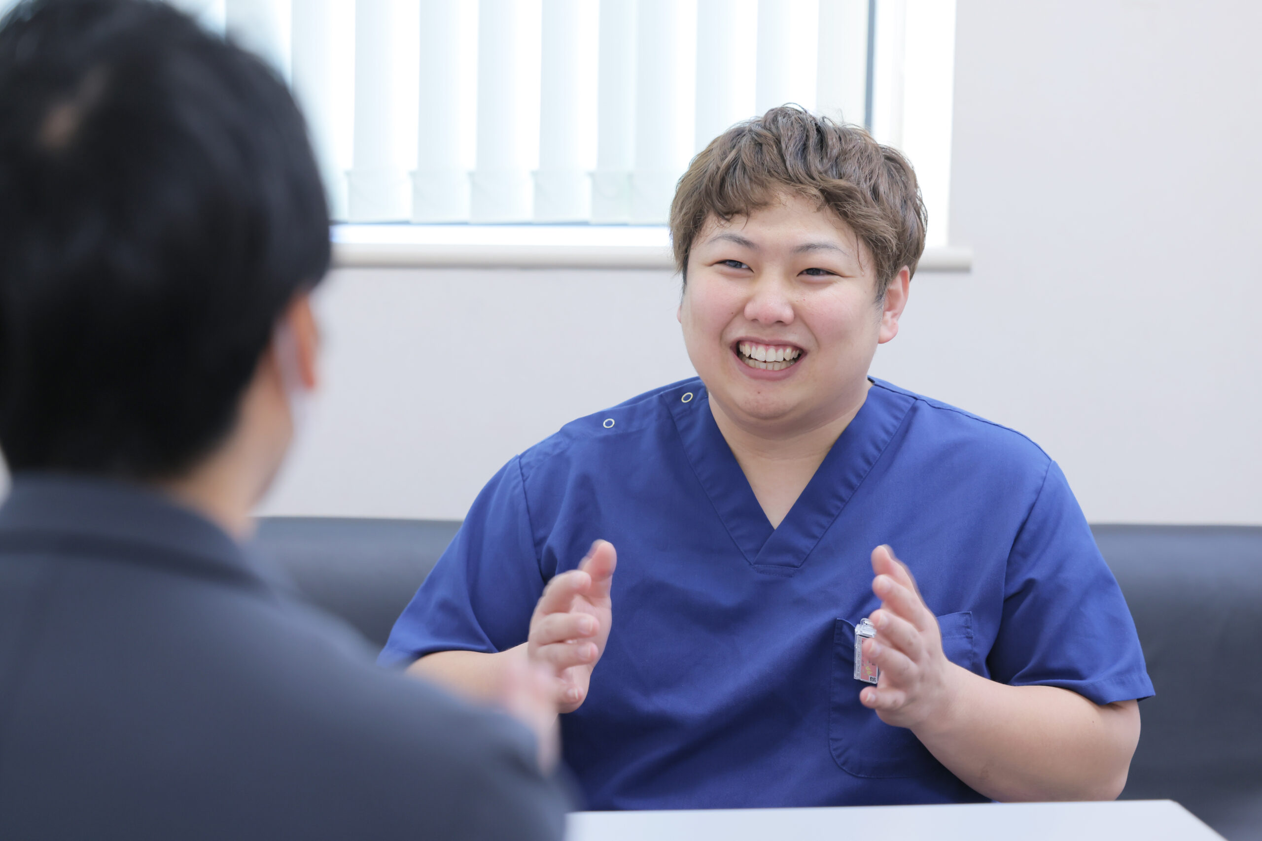 大阪府岸和田市にある三次救急病院・岸和田徳洲会病院の内視鏡センターで働く男性看護師