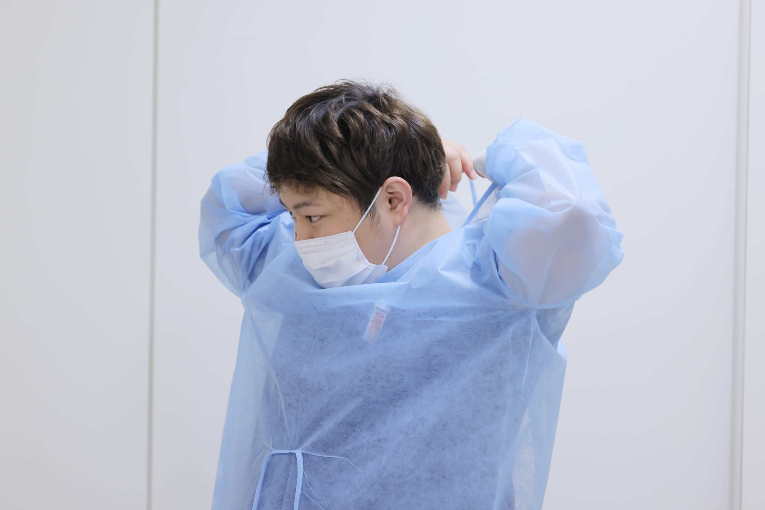 大阪府岸和田市にある三次救急病院・岸和田徳洲会病院の内視鏡センターで働く男性看護師