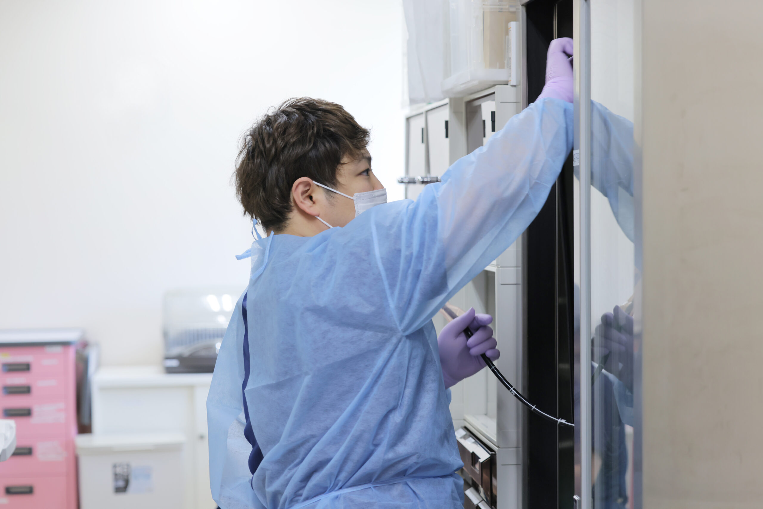 大阪府岸和田市にある三次救急病院・岸和田徳洲会病院の内視鏡センターで働く男性看護師