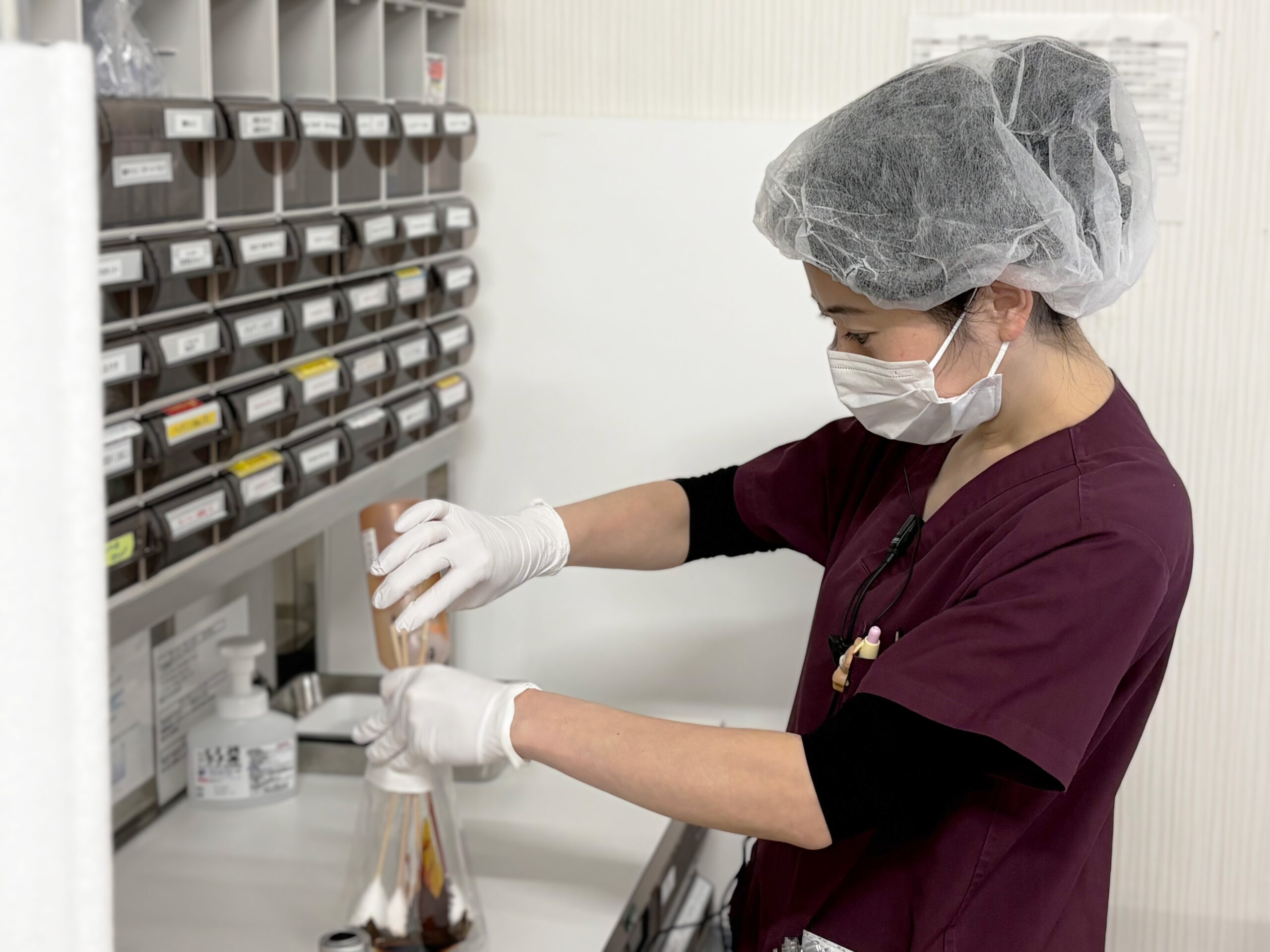 大阪府岸和田市にある三次救急病院・岸和田徳洲会病院のカテ室で働く看護師