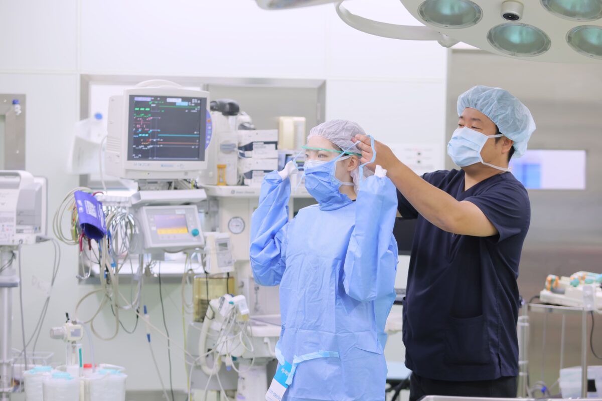 大阪府岸和田市にある三次救急医療機関・医療法人 徳洲会 岸和田徳洲会病院の手術室で働く新人看護師