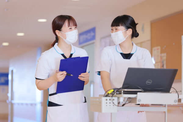 大阪府岸和田市にある三次救急病院・岸和田徳洲会病院の循環器内科病棟で働く看護師