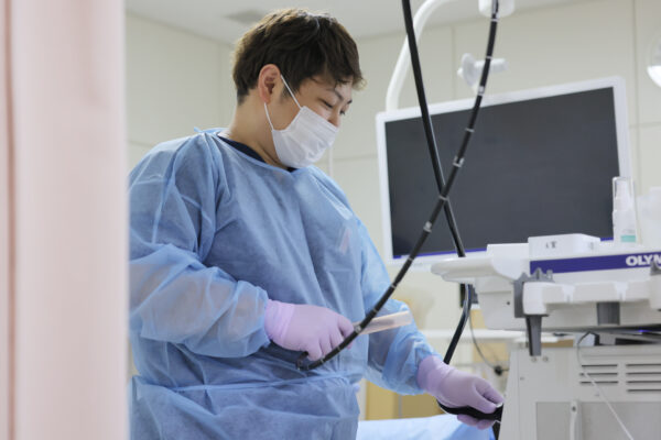 大阪府岸和田市にある三次救急病院・岸和田徳洲会病院の内視鏡センターで働く男性看護師
