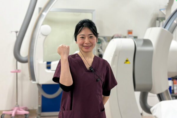 大阪府岸和田市にある三次救急病院・岸和田徳洲会病院のカテ室で働く看護師